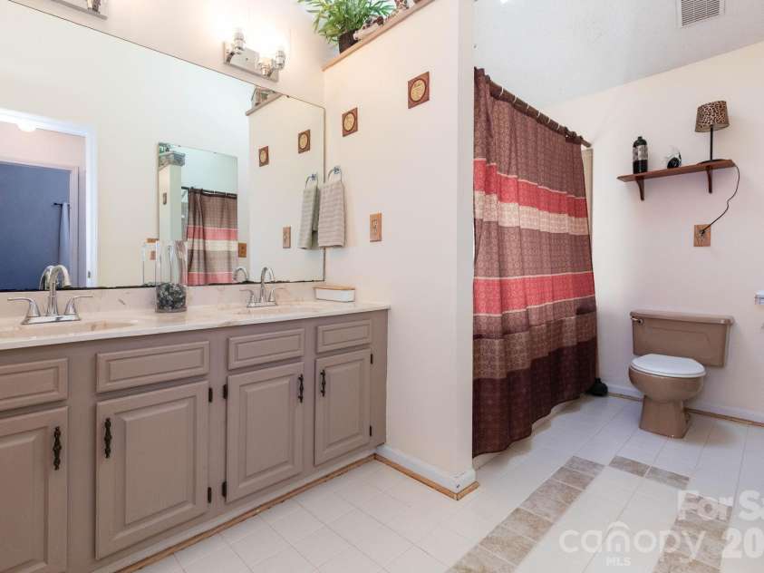 5 Wildwood Circle, Fletcher, NC 28732.  MLS# CAR4378372, YatesRealty ID 23801. Primary Bathroom