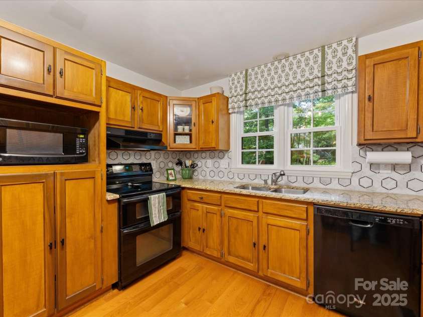 1119 Holleybank Drive, Matthews, NC 28105.  MLS# CAR4273481, YatesRealty ID 23802. 