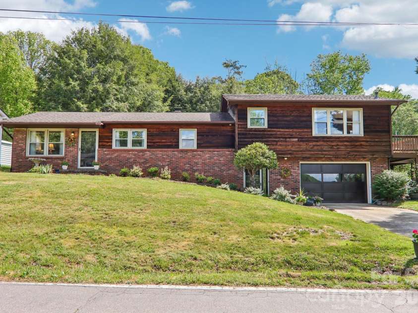 401 Lower Grassy Branch Road, Asheville, NC 28805.  MLS# CAR4376459, YatesRealty ID 23804. 