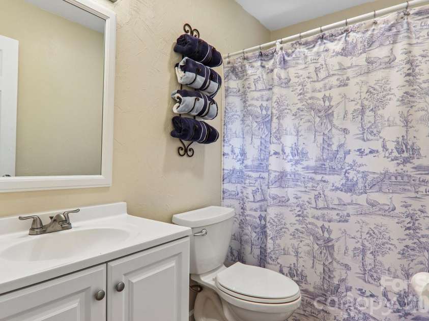 401 Lower Grassy Branch Road, Asheville, NC 28805.  MLS# CAR4376459, YatesRealty ID 23804. Hall Bath