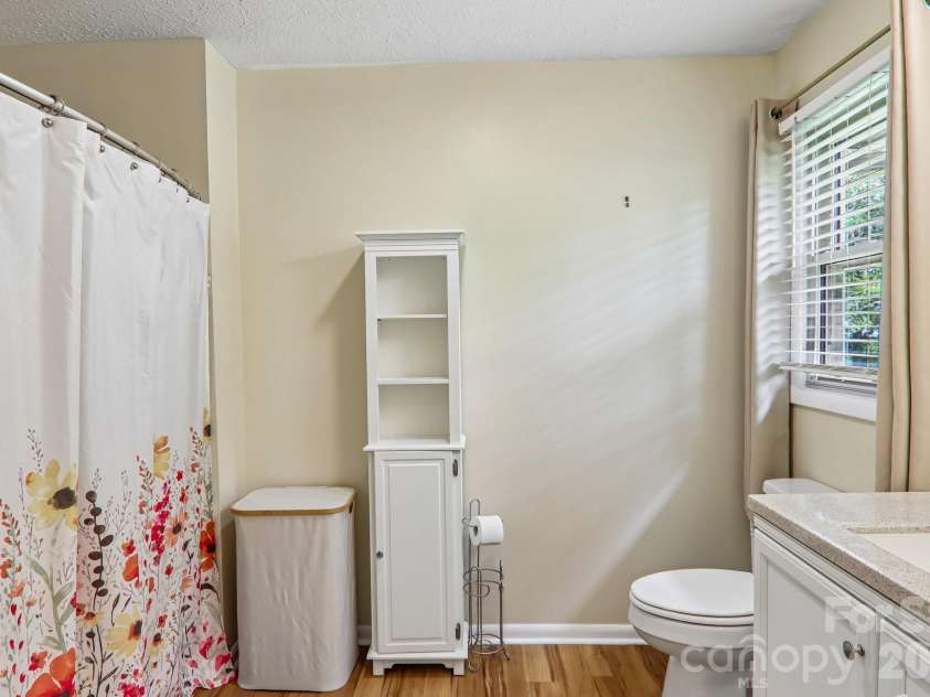 401 Lower Grassy Branch Road, Asheville, NC 28805.  MLS# CAR4376459, YatesRealty ID 23804. Primary Bath