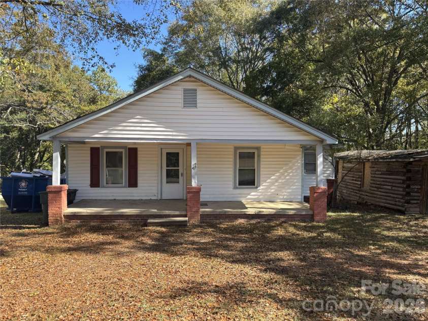 1040 East Drive, Gastonia, NC 28052.  MLS# CAR4366938, YatesRealty ID 23809. 