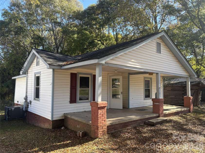 1040 East Drive, Gastonia, NC 28052.  MLS# CAR4366938, YatesRealty ID 23809. 