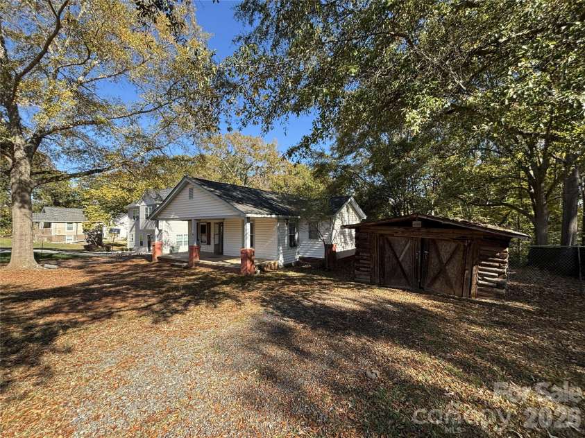 1040 East Drive, Gastonia, NC 28052.  MLS# CAR4366938, YatesRealty ID 23809. 