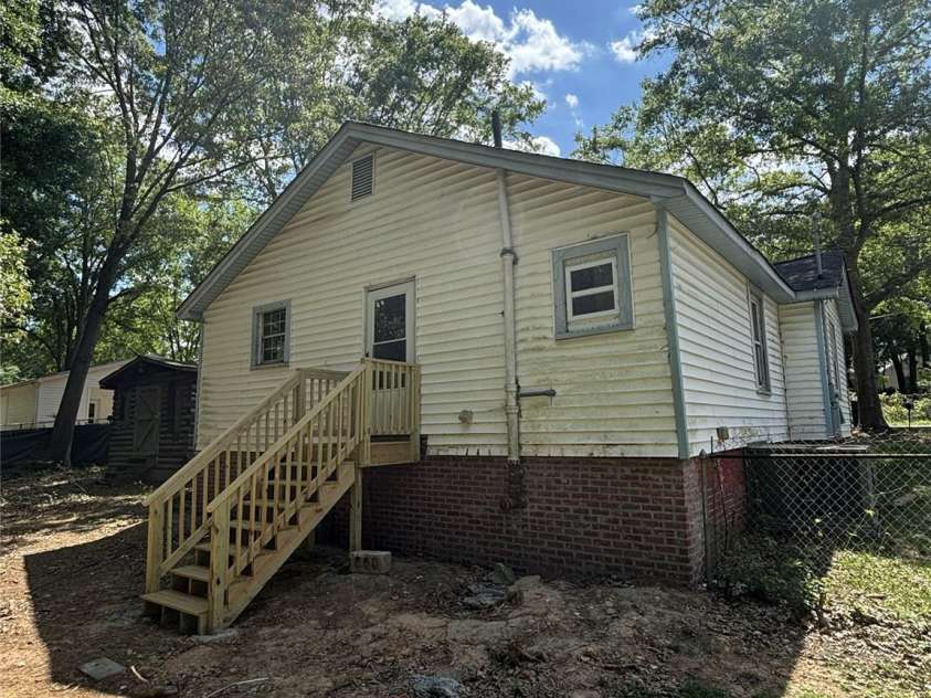 1040 East Drive, Gastonia, NC 28052.  MLS# CAR4366938, YatesRealty ID 23809. 