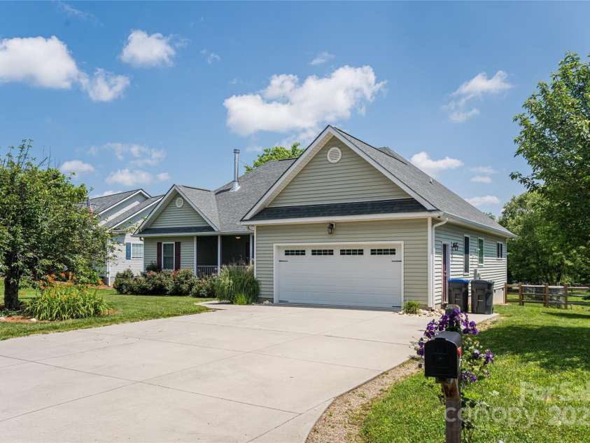 106 Beaver Dam Drive, Mills River, NC 28759.  MLS# CAR4271266, YatesRealty ID 23809. 