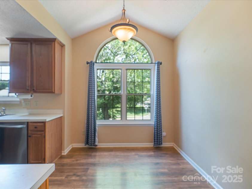 8323 Bedford Green Lane, Charlotte, NC 28215.  MLS# CAR4275537, YatesRealty ID 23810. Breakfast Area