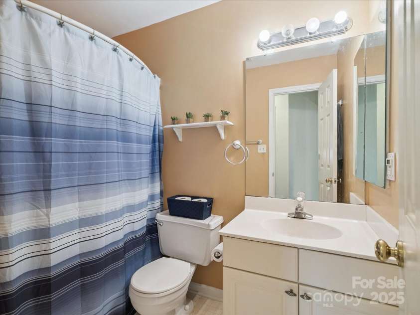 8323 Bedford Green Lane, Charlotte, NC 28215.  MLS# CAR4275537, YatesRealty ID 23810. Full Bath 2
