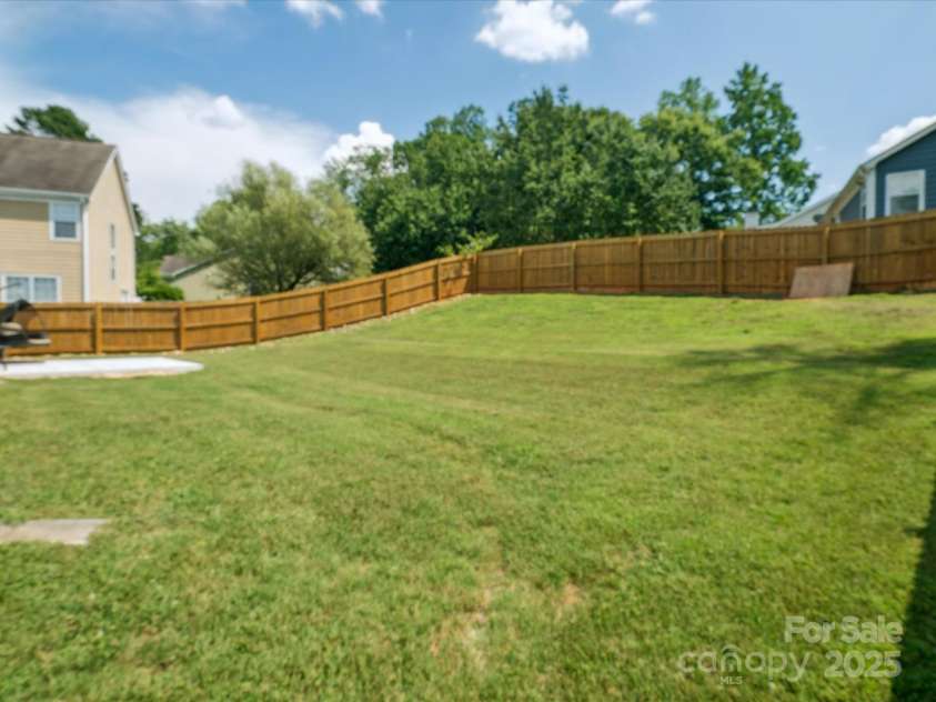 8323 Bedford Green Lane, Charlotte, NC 28215.  MLS# CAR4275537, YatesRealty ID 23810. Fully-fenced Rear Yard