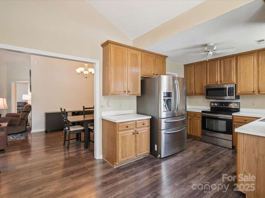 8323 Bedford Green Lane, Charlotte, NC 28215.  MLS# CAR4275537, YatesRealty ID 23810. Kitchen
