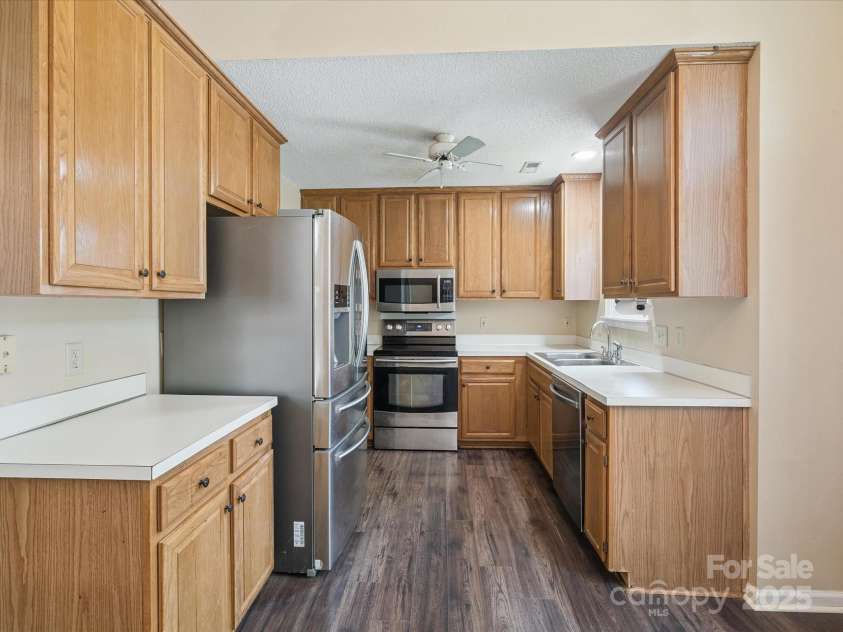 8323 Bedford Green Lane, Charlotte, NC 28215.  MLS# CAR4275537, YatesRealty ID 23810. Kitchen