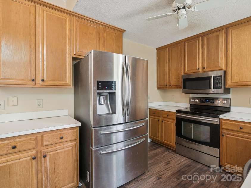 8323 Bedford Green Lane, Charlotte, NC 28215.  MLS# CAR4275537, YatesRealty ID 23810. Kitchen