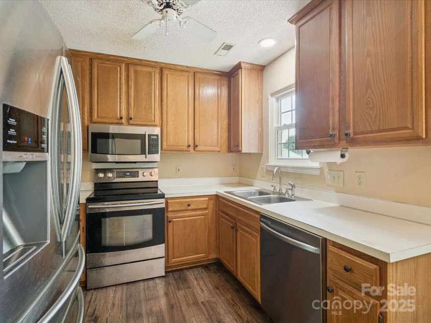 8323 Bedford Green Lane, Charlotte, NC 28215.  MLS# CAR4275537, YatesRealty ID 23810. Kitchen