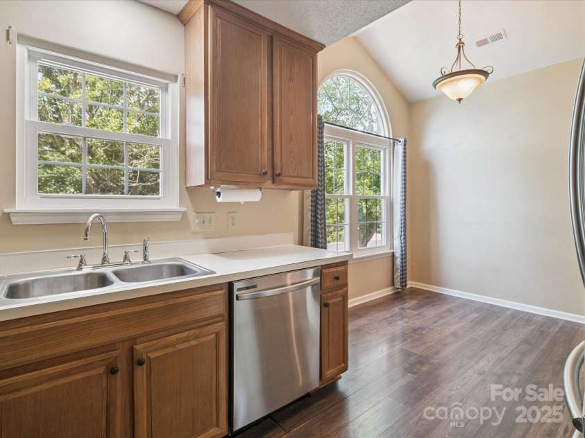 8323 Bedford Green Lane, Charlotte, NC 28215.  MLS# CAR4275537, YatesRealty ID 23810. Kitchen with breakfast area