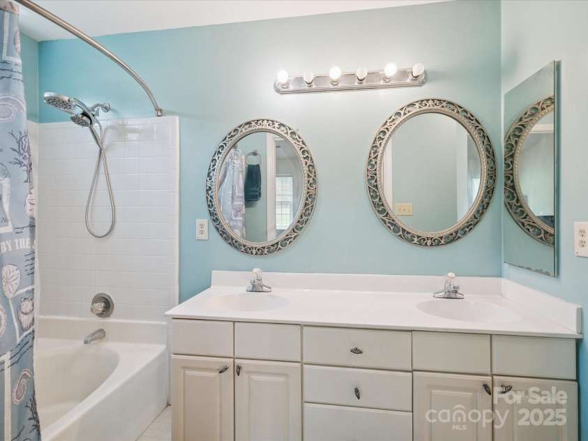8323 Bedford Green Lane, Charlotte, NC 28215.  MLS# CAR4275537, YatesRealty ID 23810. Primary Bathroom