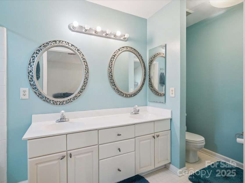 8323 Bedford Green Lane, Charlotte, NC 28215.  MLS# CAR4275537, YatesRealty ID 23810. Primary Bathroom