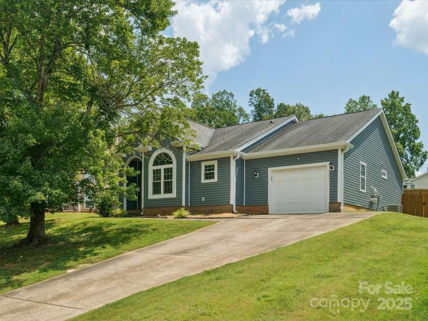 8323 Bedford Green Lane, Charlotte, NC 28215.  MLS# CAR4275537, YatesRealty ID 23810. Welcome Home!
