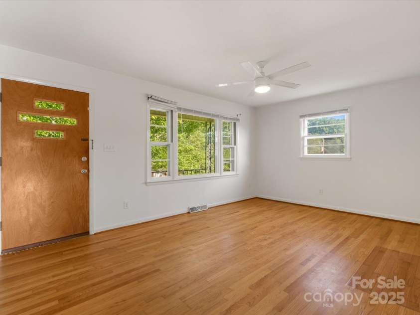 21 Cedar Hill Circle, Asheville, NC 28806.  MLS# CAR4275226, YatesRealty ID 23811. 