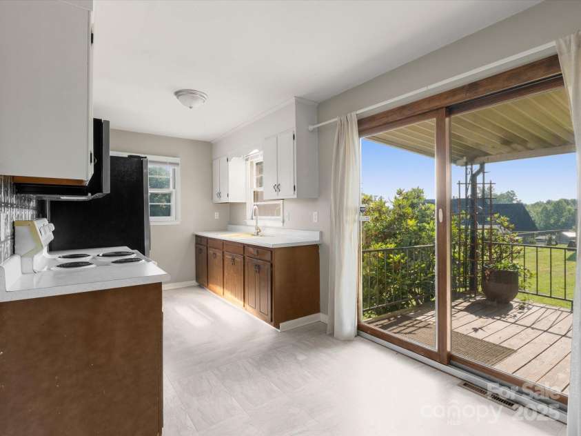 21 Cedar Hill Circle, Asheville, NC 28806.  MLS# CAR4275226, YatesRealty ID 23811. 