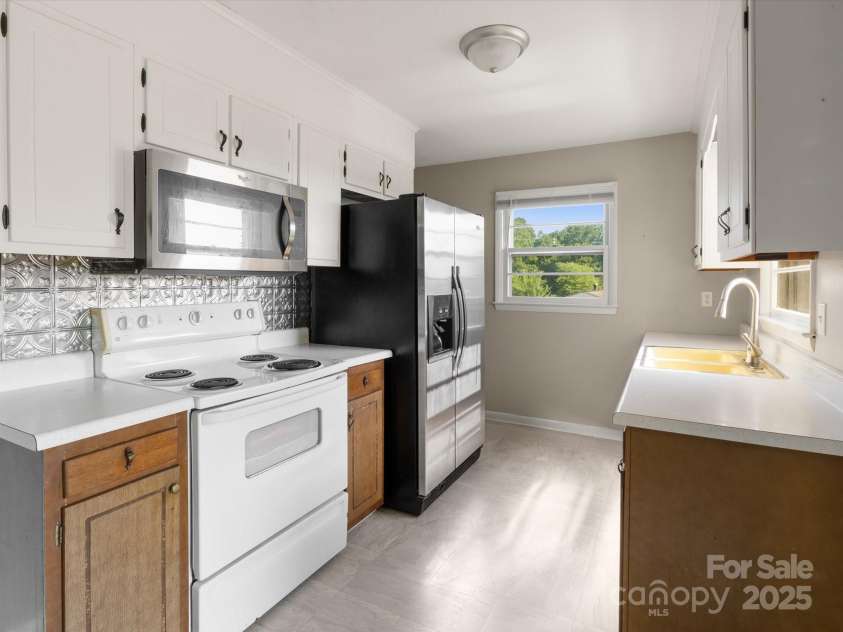 21 Cedar Hill Circle, Asheville, NC 28806.  MLS# CAR4275226, YatesRealty ID 23811. 