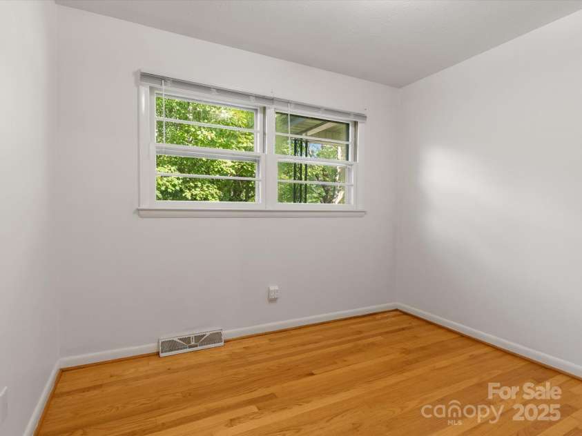 21 Cedar Hill Circle, Asheville, NC 28806.  MLS# CAR4275226, YatesRealty ID 23811. 