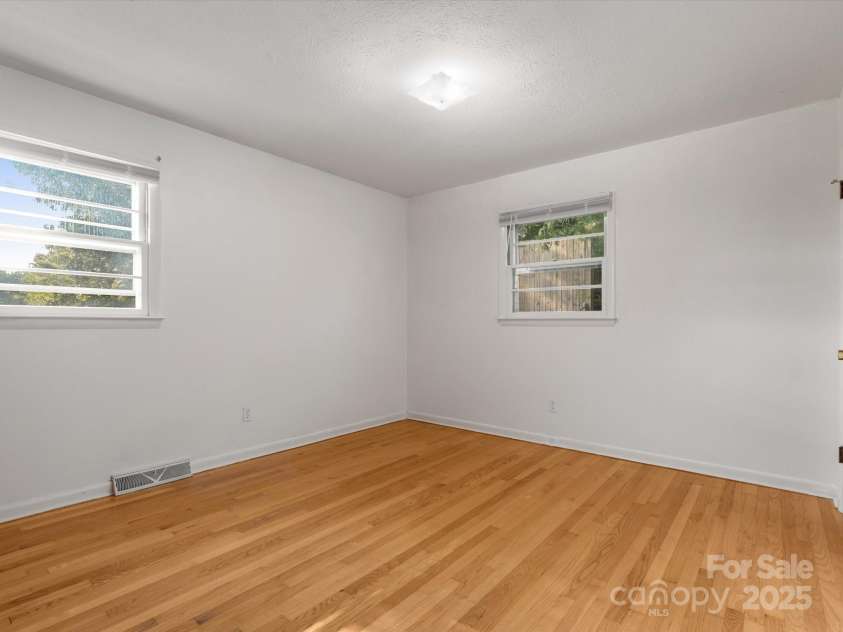 21 Cedar Hill Circle, Asheville, NC 28806.  MLS# CAR4275226, YatesRealty ID 23811. 