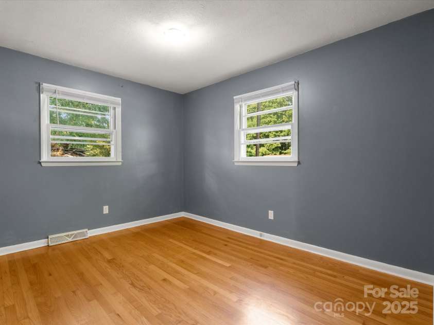 21 Cedar Hill Circle, Asheville, NC 28806.  MLS# CAR4275226, YatesRealty ID 23811. 