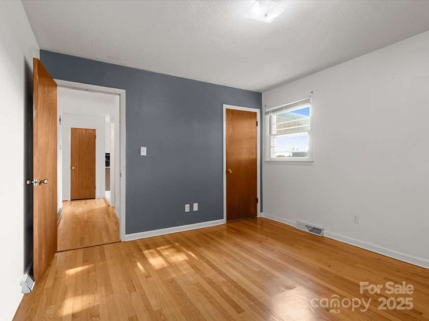 21 Cedar Hill Circle, Asheville, NC 28806.  MLS# CAR4275226, YatesRealty ID 23811. 