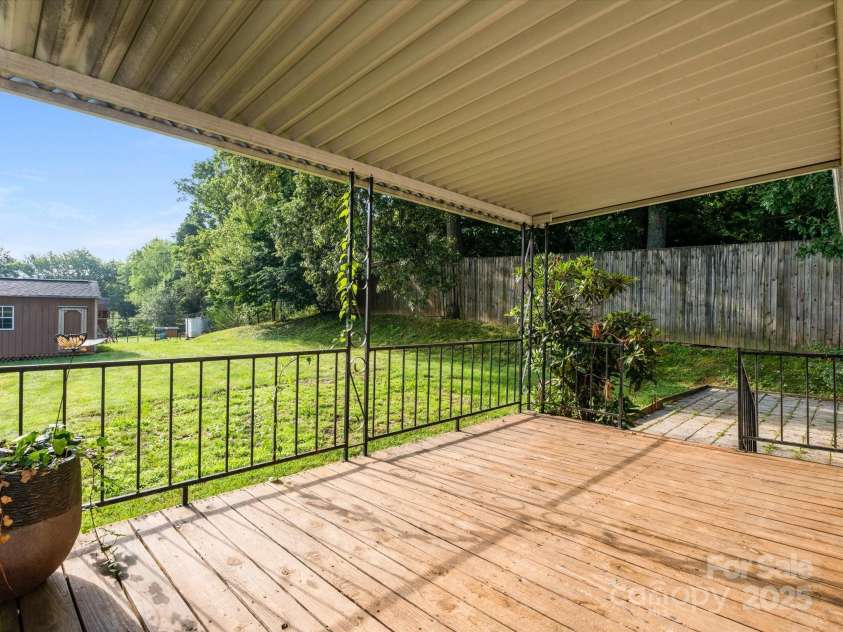 21 Cedar Hill Circle, Asheville, NC 28806.  MLS# CAR4275226, YatesRealty ID 23811. 
