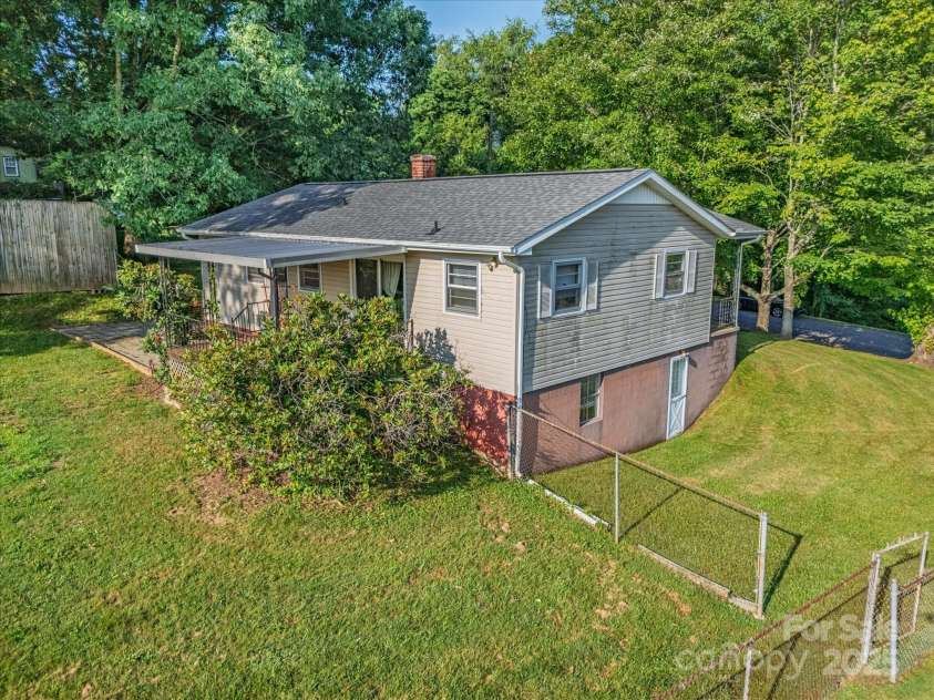 21 Cedar Hill Circle, Asheville, NC 28806.  MLS# CAR4275226, YatesRealty ID 23811. 