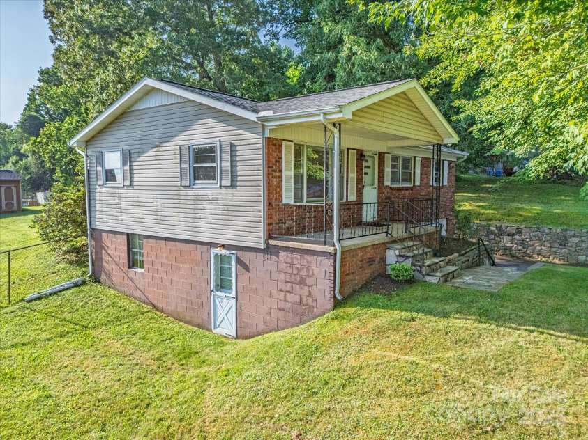 21 Cedar Hill Circle, Asheville, NC 28806.  MLS# CAR4275226, YatesRealty ID 23811. 