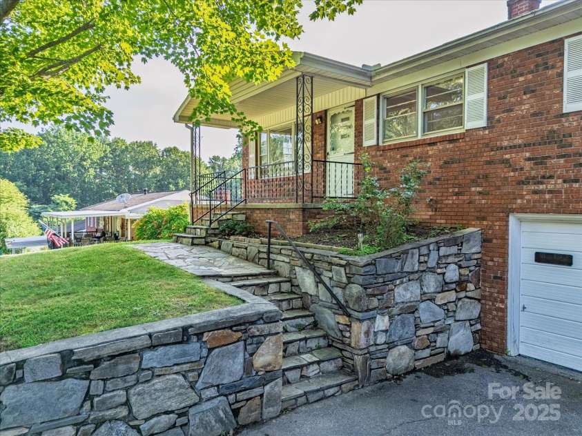 21 Cedar Hill Circle, Asheville, NC 28806.  MLS# CAR4275226, YatesRealty ID 23811. 