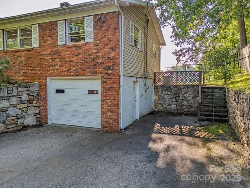 21 Cedar Hill Circle, Asheville, NC 28806.  MLS# CAR4275226, YatesRealty ID 23811. 