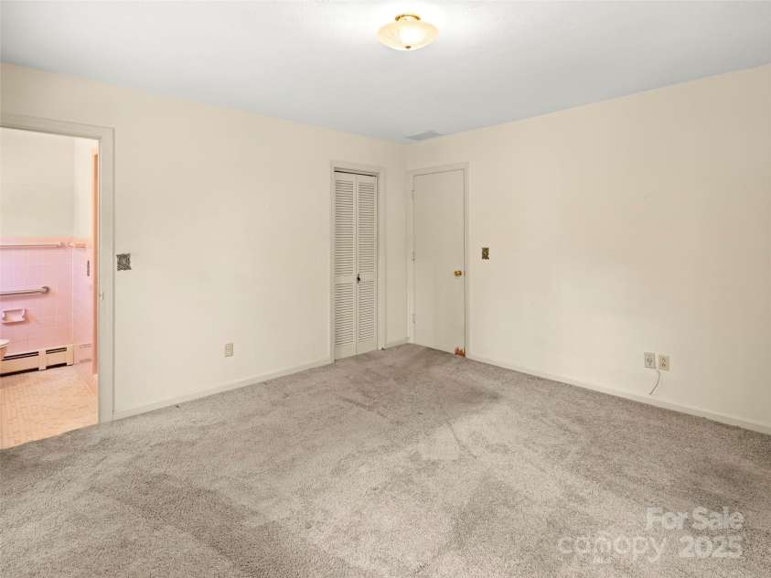 6 Ravenswood Road, Flat Rock, NC 28731.  MLS# CAR4276737, YatesRealty ID 23812. 