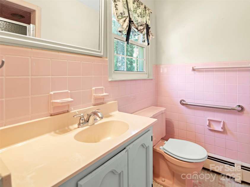 6 Ravenswood Road, Flat Rock, NC 28731.  MLS# CAR4276737, YatesRealty ID 23812. 