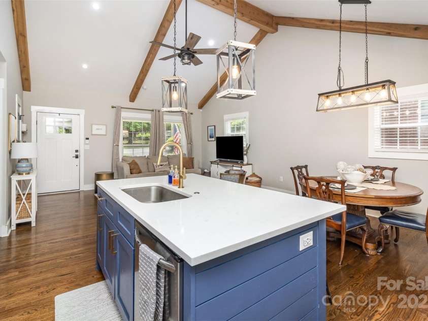 1621 Brookdale Avenue, Charlotte, NC 28210.  MLS# CAR4262821, YatesRealty ID 23813. Kitchen Island