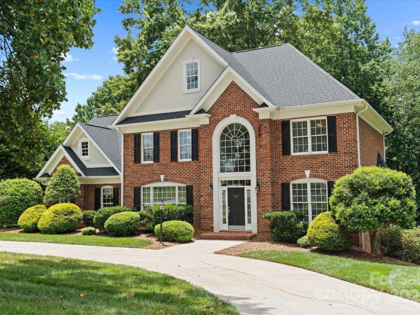 61 38th Avenue, Hickory, NC 28601.  MLS# CAR4274658, YatesRealty ID 23814. 