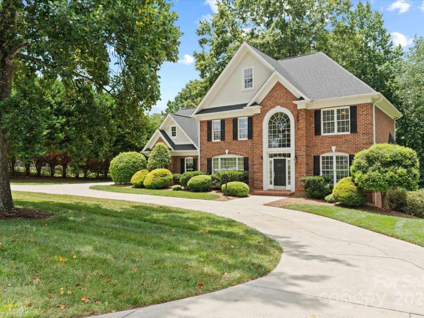 61 38th Avenue, Hickory, NC 28601.  MLS# CAR4274658, YatesRealty ID 23814. 