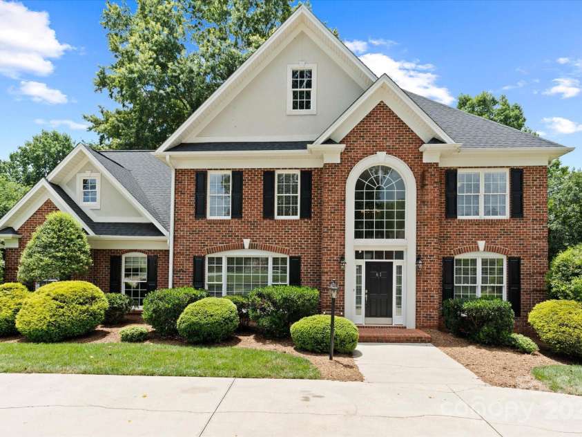 61 38th Avenue, Hickory, NC 28601.  MLS# CAR4274658, YatesRealty ID 23814. 