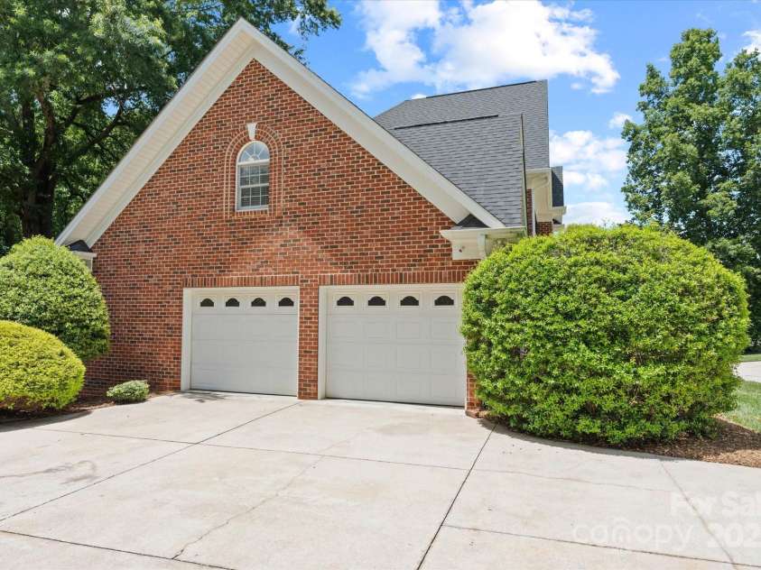 61 38th Avenue, Hickory, NC 28601.  MLS# CAR4274658, YatesRealty ID 23814. 