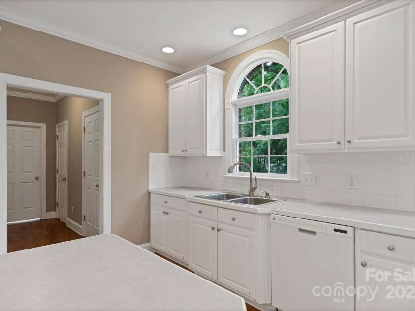 61 38th Avenue, Hickory, NC 28601.  MLS# CAR4274658, YatesRealty ID 23814. 