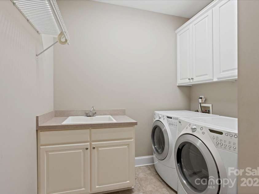 61 38th Avenue, Hickory, NC 28601.  MLS# CAR4274658, YatesRealty ID 23814. 