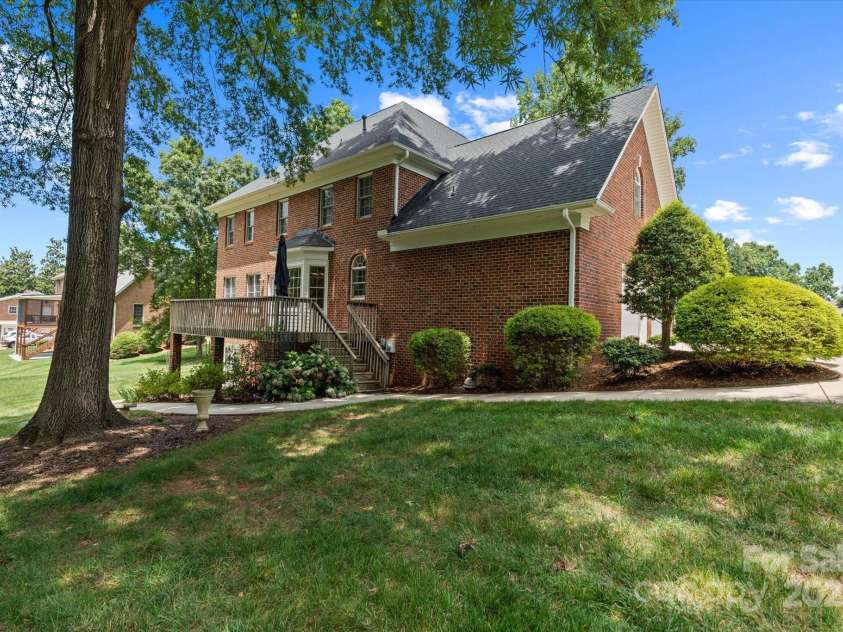 61 38th Avenue, Hickory, NC 28601.  MLS# CAR4274658, YatesRealty ID 23814. 