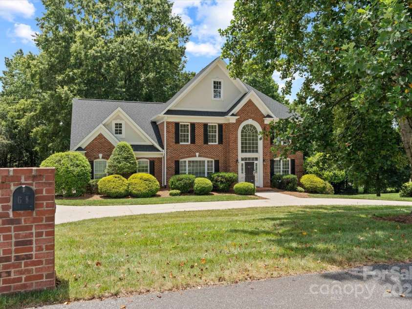 61 38th Avenue, Hickory, NC 28601.  MLS# CAR4274658, YatesRealty ID 23814. 