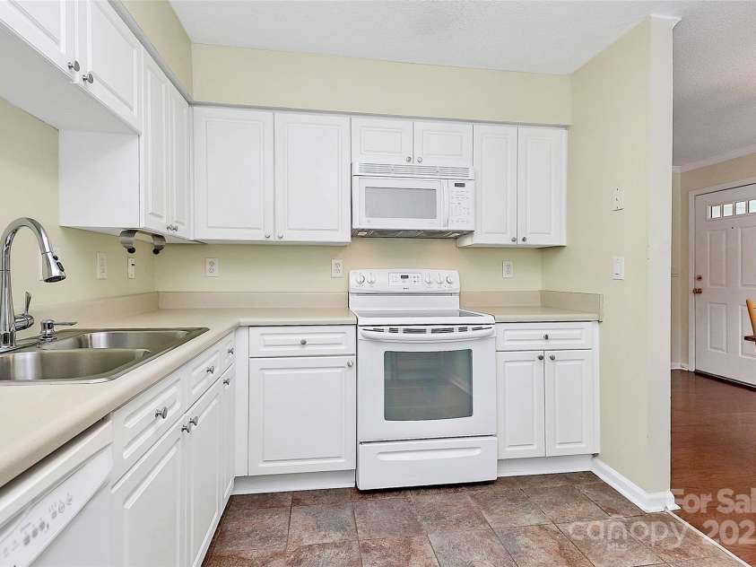 4263 Melrose Club Drive, Matthews, NC 28105.  MLS# CAR4269354, YatesRealty ID 23815. 