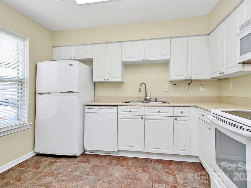 4263 Melrose Club Drive, Matthews, NC 28105.  MLS# CAR4269354, YatesRealty ID 23815. 