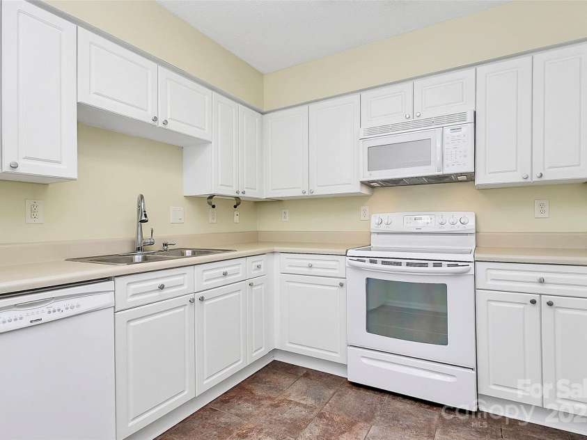 4263 Melrose Club Drive, Matthews, NC 28105.  MLS# CAR4269354, YatesRealty ID 23815. 