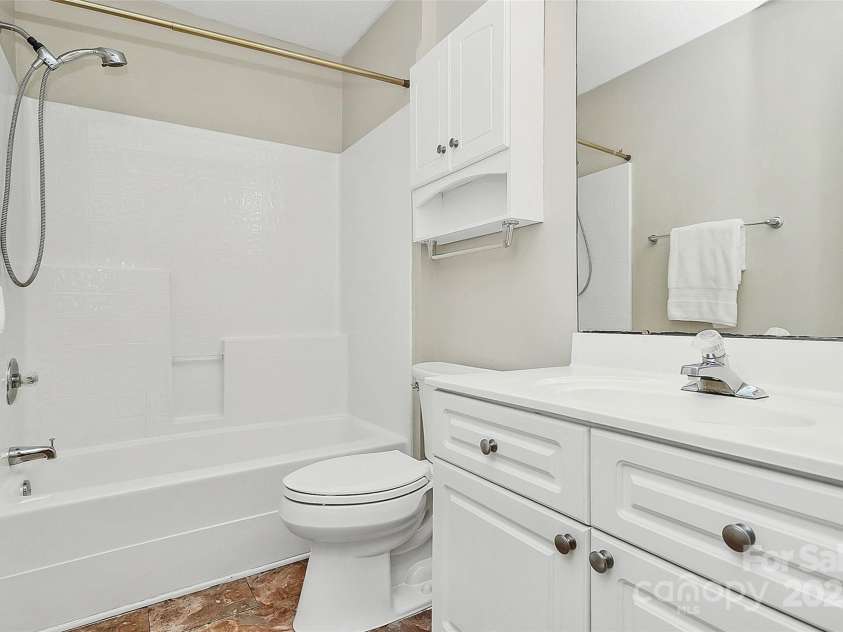 4263 Melrose Club Drive, Matthews, NC 28105.  MLS# CAR4269354, YatesRealty ID 23815. 