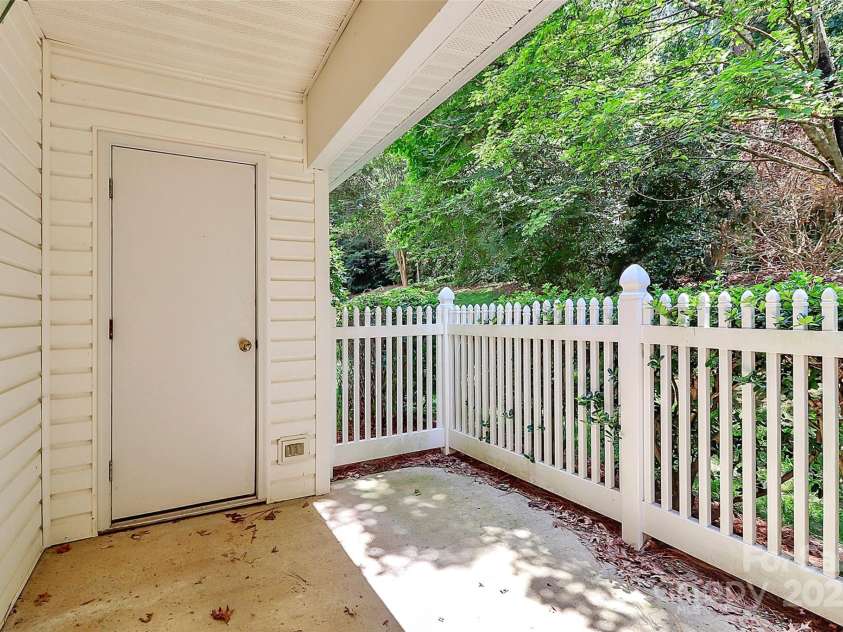 4263 Melrose Club Drive, Matthews, NC 28105.  MLS# CAR4269354, YatesRealty ID 23815. 