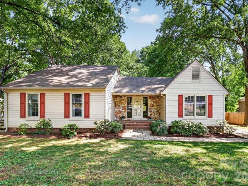 6111 Patrick Place, Charlotte, NC 28210.  MLS# CAR4378572, YatesRealty ID 23815. 